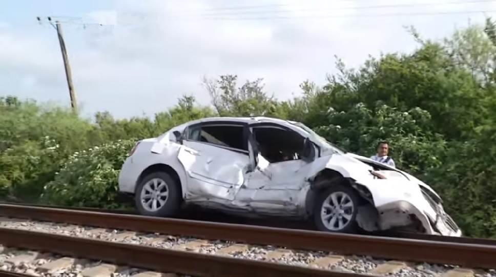 Arrastra tren a carro en Pesquería