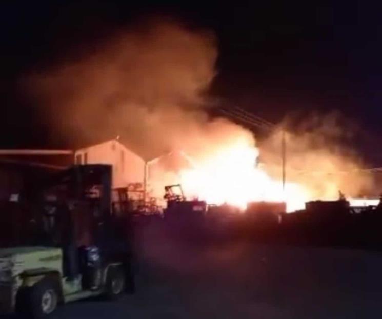 Arde empresa tarimera en Apodaca