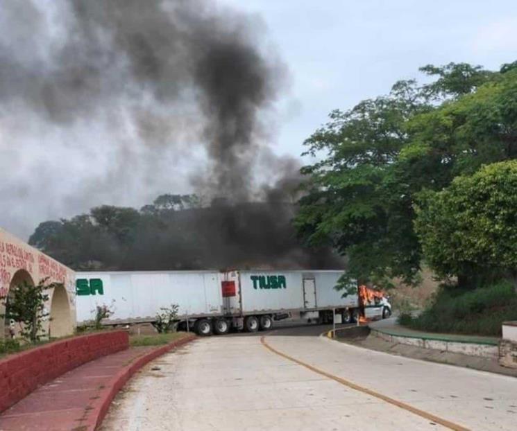 Grupo armado quema 2 tráileres en Chiapas