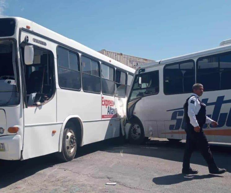 Choque entre camiones de personal y tren deja 2 heridos