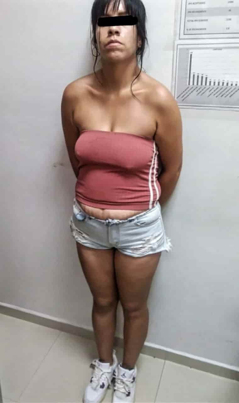 Una mujer que caminaba fumando una pipa con mariguana se delató como presunta vendedora de droga, ya que al revisarla,  elementos de la Policía de Proximidad de Escobedo le hallaron 10 dosis de cristal.