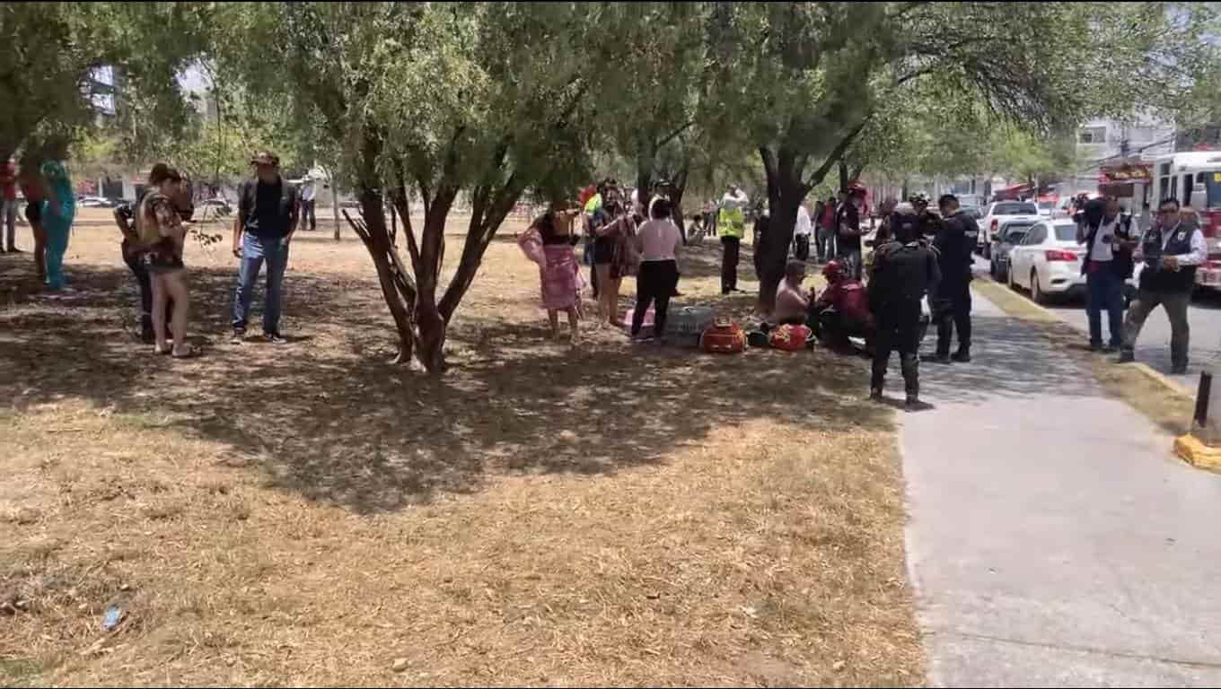 Dos personas lesionadas y daños materiales de consideración, fue el saldo que dejó una explosión registrada en uno de los departamentos de la llamada Zona Tec al sur de la ciudad.
