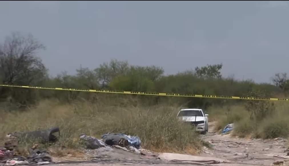 Una intensa movilización policiaca se registró en el municipio de Juárez, al reportarse la localización de un cuerpo en estado de descomposición y con un narco-mensaje, en una brecha de esta localidad.