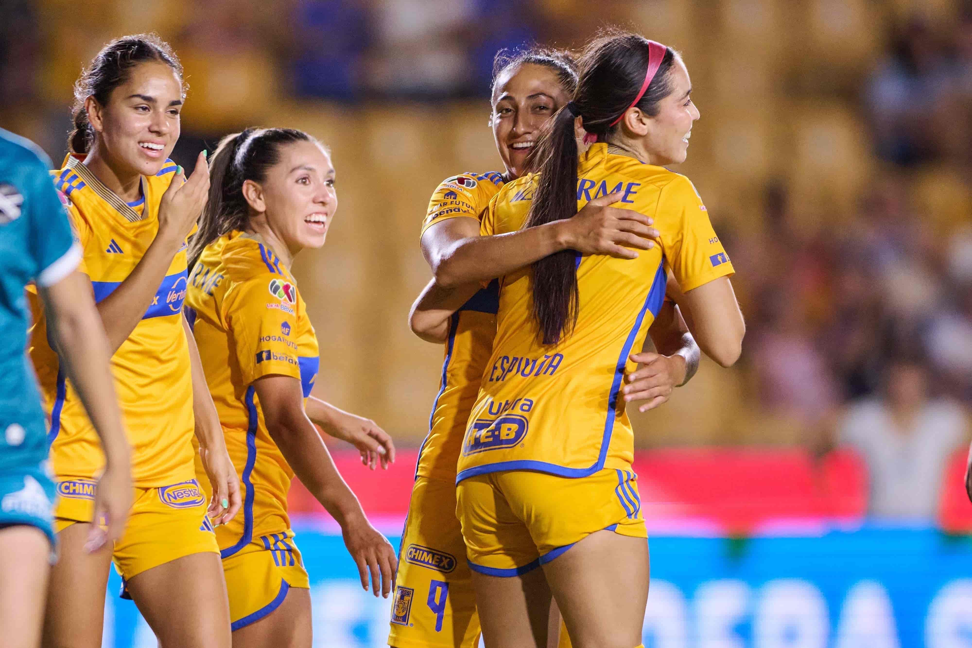 Greta Espinoza hace el 1-0.