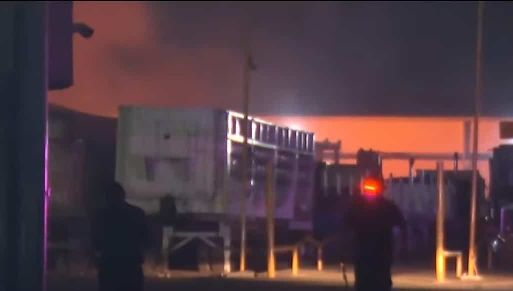 Una intensa movilización de los puestos de socorro se registró en el municipio de Escobedo, al reportarse el incendio de un contenedor en una empresa recicladora de chatarra en dicha localidad.