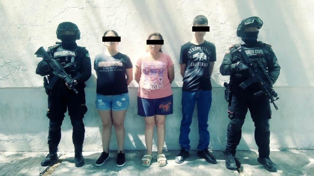 Detienen a tres con arma y drogas