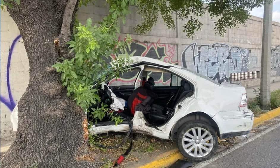 Impacta auto contra pared