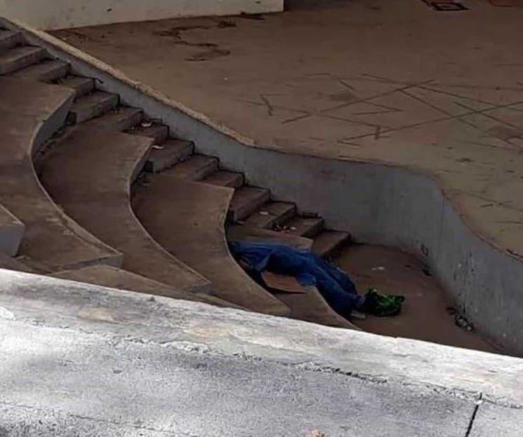 Encuentran a hombre muerto en la Alameda