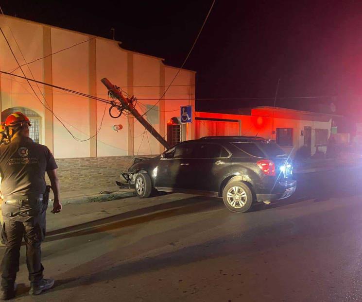 Abandonan camioneta después de chocar contra poste