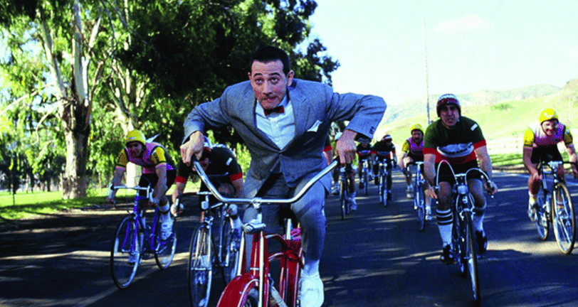 Tras conseguir éxito en el escenario, Reubens lanzó Pee-wees Big Adventure (1985) de Tim Burton