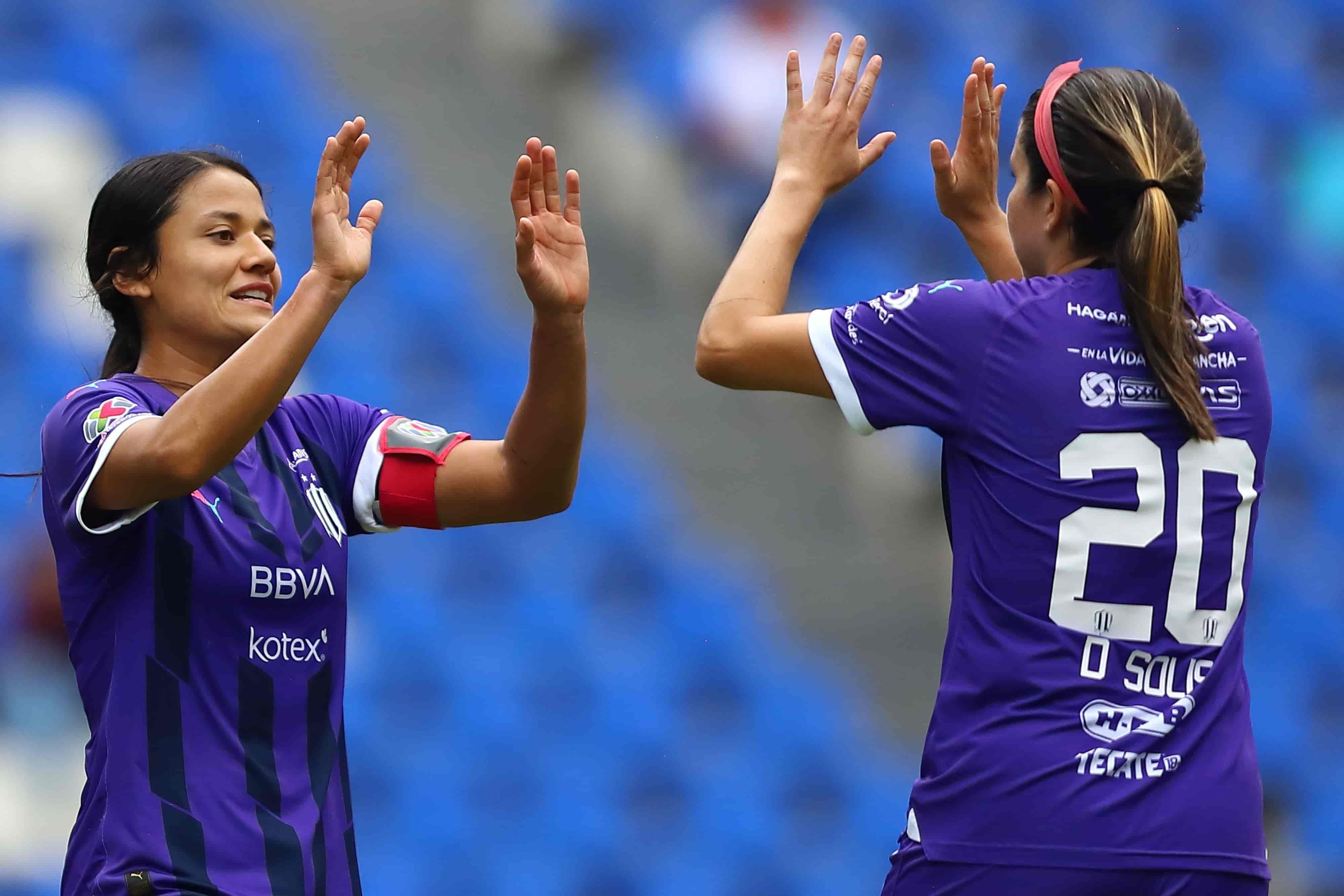 Rebeca Bernal anota.