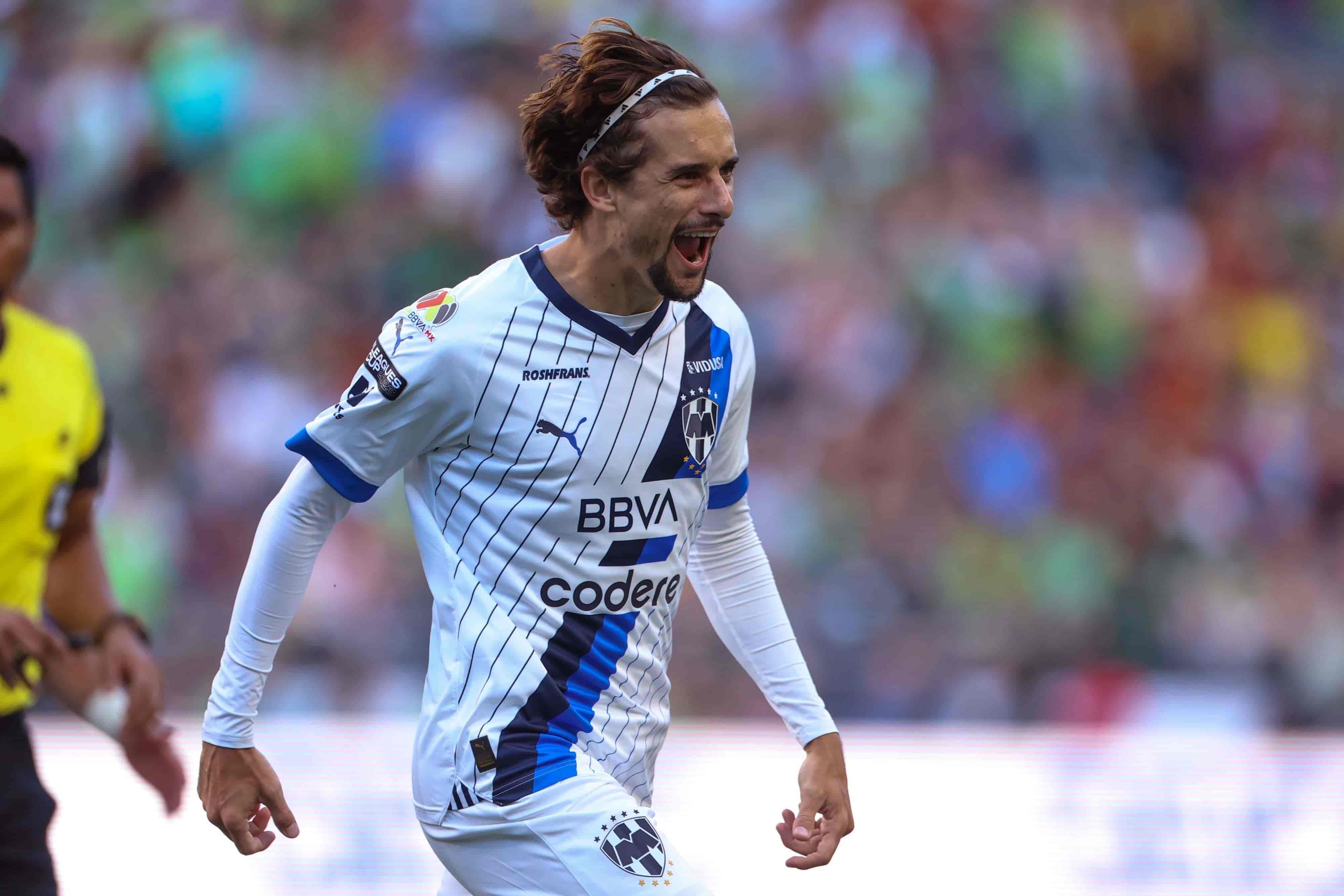 Jordi Cotizo anota gol.