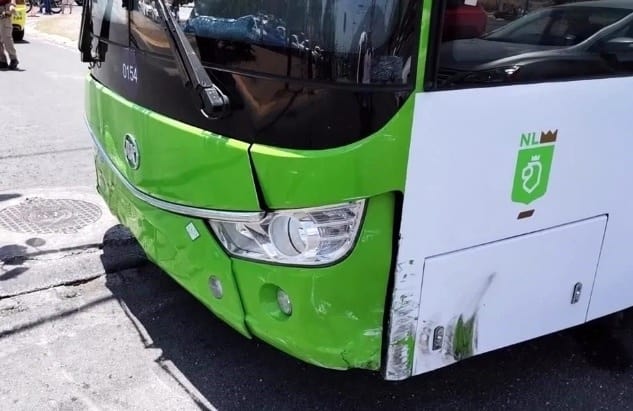 Un conductor en presunto estado de ebriedad chocó su automóvil contra una pared cuando circulaba por la avenida Fidel Velázquez en el municipio de Monterrey.