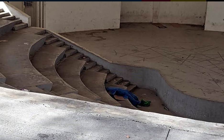 La Fiscalía General de Justicia del Estado, investiga el caso de un hombre que fue encontrado sin vida, en las escalinatas del Teatro Hundido ubicado dentro de las instalaciones de la Alameda en Monterrey.