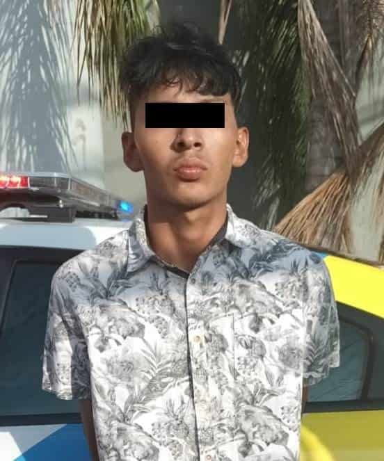 Cuando presuntamente pretendían robarle el celular a una empleada de una tienda de conveniencia, dos hermanos fueron detenidos por elementos de la Policía de Monterrey, luego que la central de C-4 comunicara la activación de un botón de alerta.