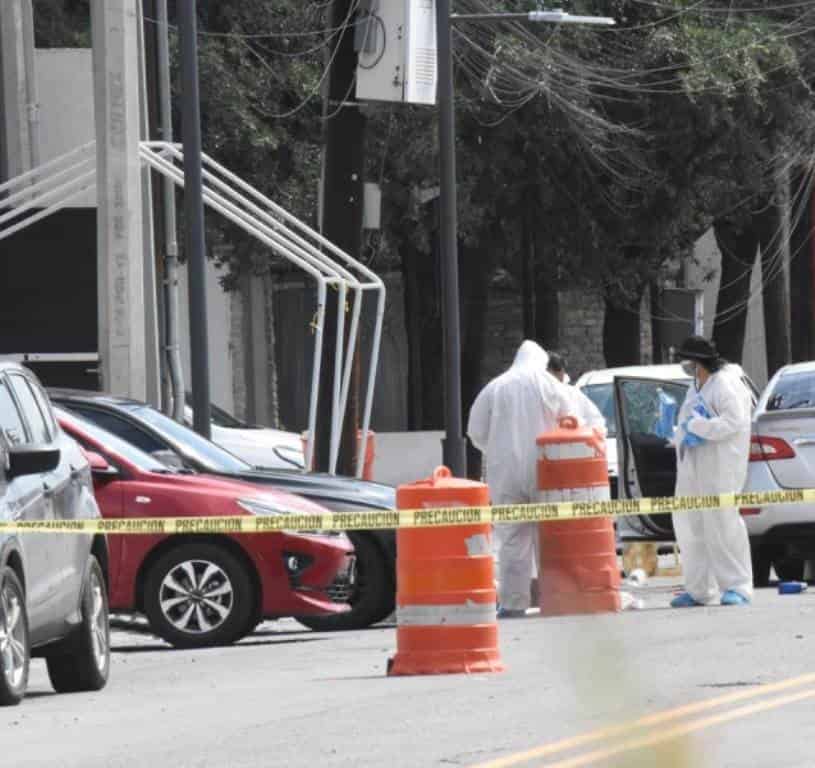 Dos delincuentes intentaron asaltar a la persona equivocada, pues resultó ser un escolta de un mando policiaco, quien al defenderse baleó a uno de los delincuentes.