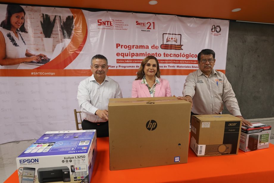 Recibe Sección 21 equipo de cómputo