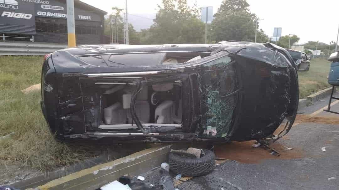 Cinco personas lesionadas fue el saldo que dejó una doble volcadura registrada en un tramo de la Carretera Nacional, dentro del municipio de Santiago, Nuevo León.