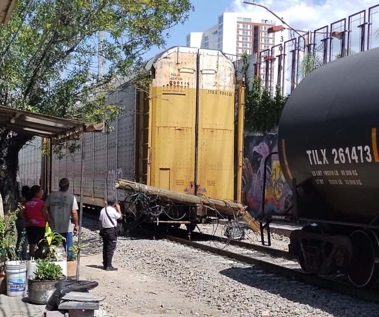 Derriba tren postes de luz en Monterrey