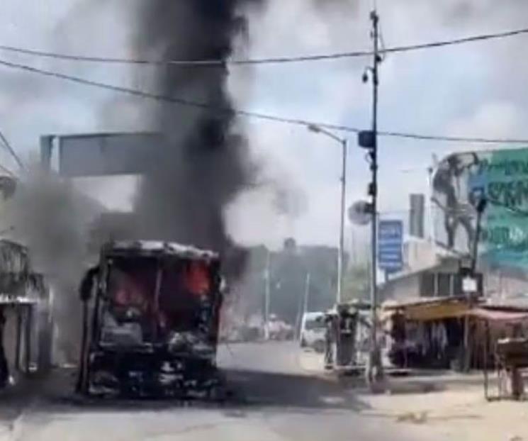 Queman 11 vehículos en carretera Acapulco-Zihuatanejo Queman 11 vehículos en carretera Acapulco-Zihuatanejo