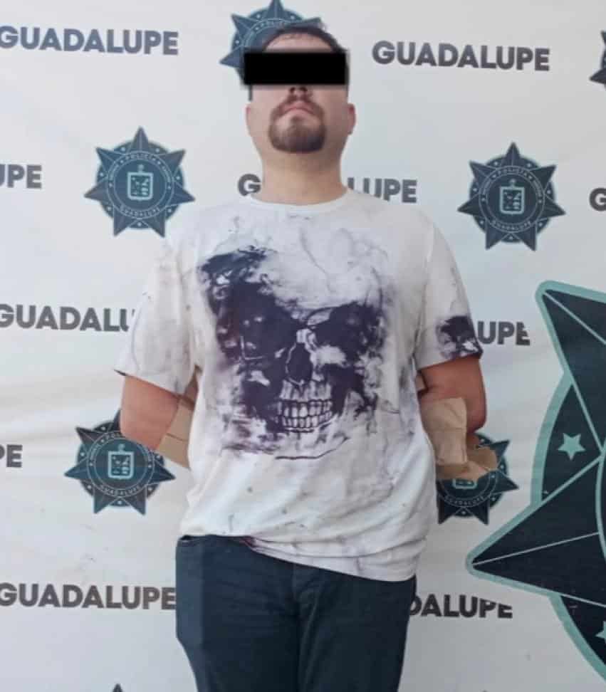 La Secretaria de Seguridad Pública de Guadalupe, puso a disposición del Ministerio Público, al escolta que disparó presuntamente en forma accidental a su hermano, quien murió, dentro de un despacho jurídico de la Colonia Zartuche.En las próximas horas la Fiscalía General de Justicia del Estado, determinara la situación legal del sospechoso, quien enfrente en este momento una carpeta de investigación, por el delito de lesiones culposas.