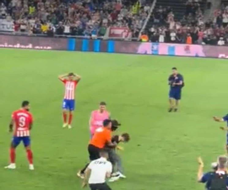 Seguridad taclea a niño por entrar a la cancha Seguridad taclea a niño por entrar a la cancha