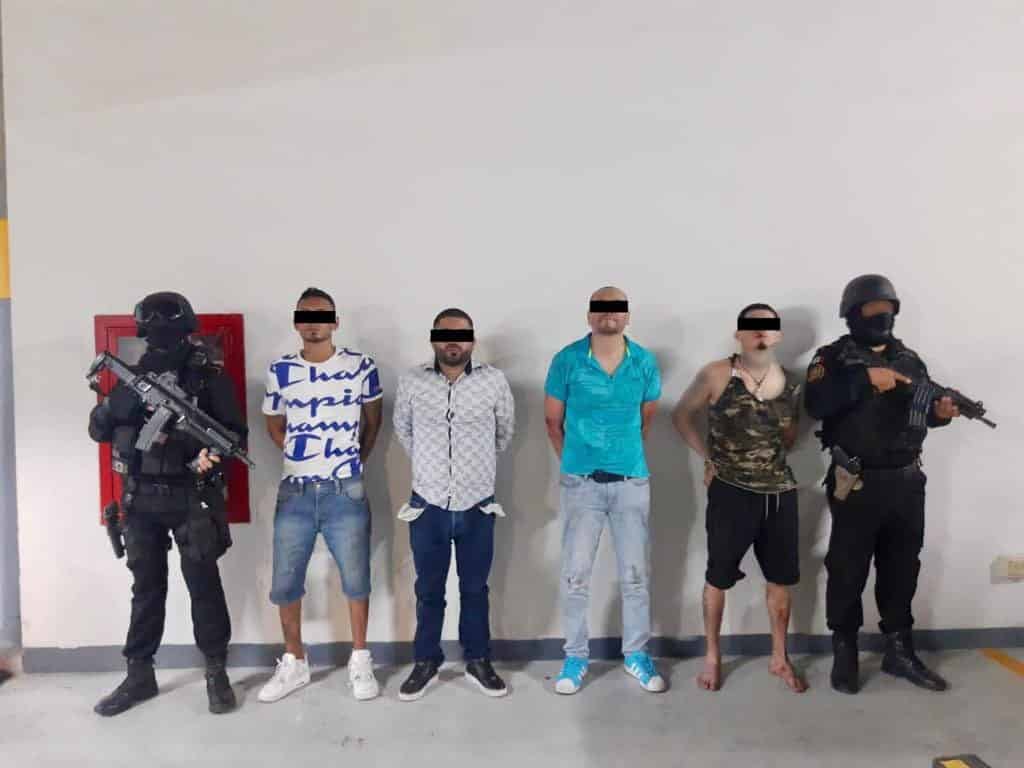 Luego de una persecución policíaca elementos de Fuerza Civil lograron detener a cuatro presuntos integrantes de la delincuencia organizada, al norte de la ciudad.