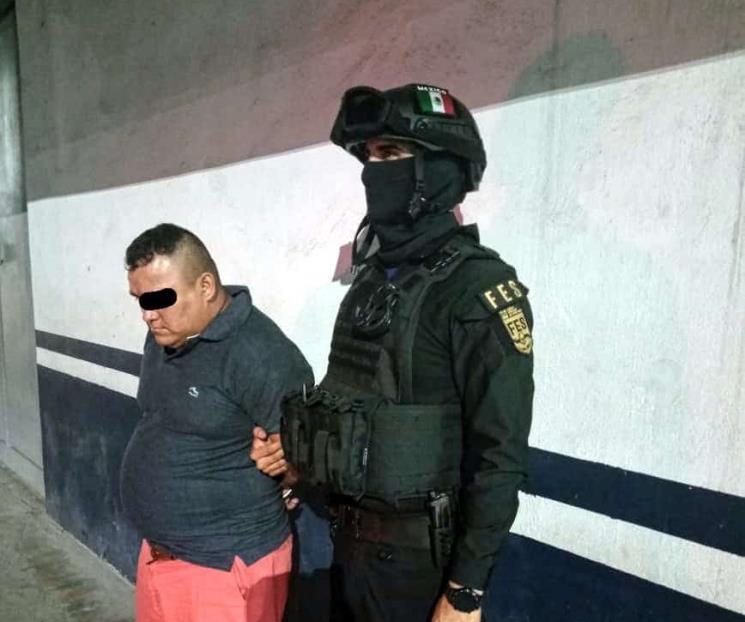 Aprehenden a sujeto con droga y arma