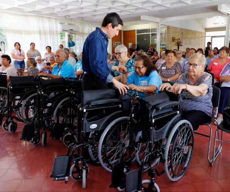 Entrega Monterrey 58 apoyos funcionales a abuelitos