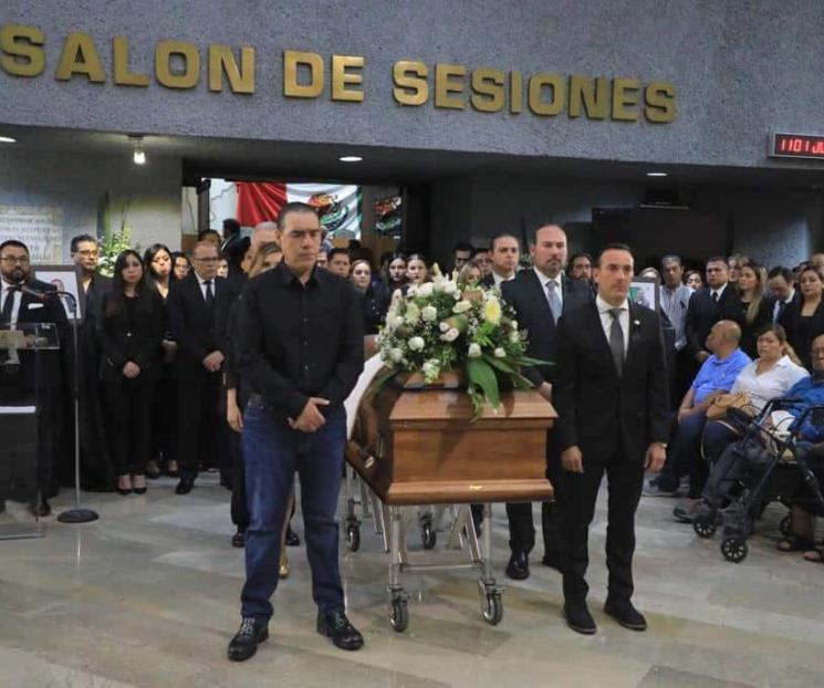 Rinde Congreso homenaje a Director Jurídico