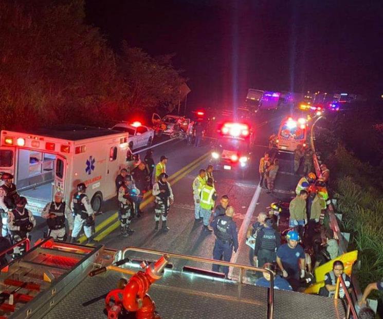 Volcadura de autobús de pasajeros deja al menos 15 muertos