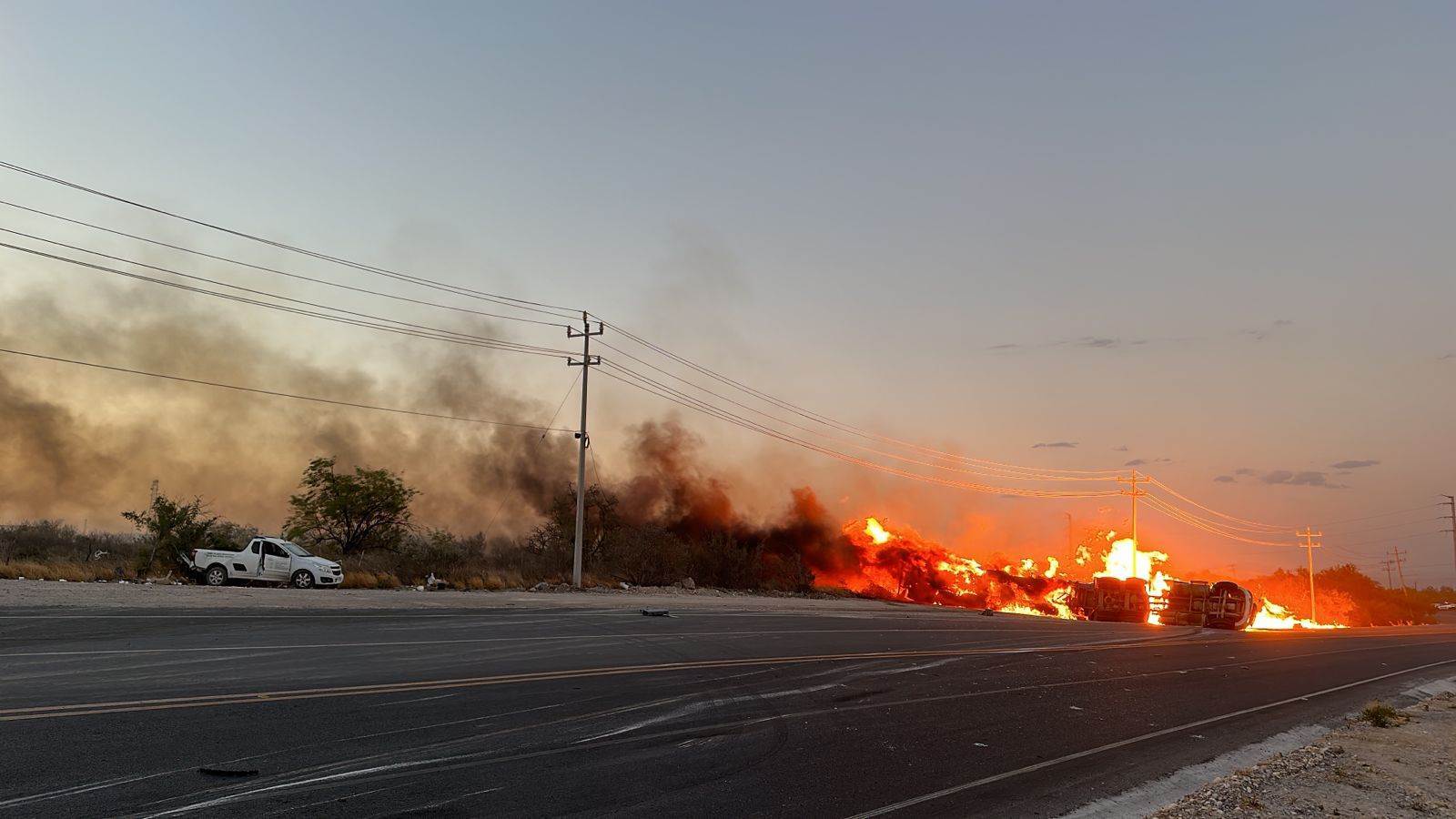 El conductor de una pipa y su acompañante, se salvaron de morir luego de que la pesada unidad la cual transportaba material inflamable volcara y se incendiara, en Salinas Victoria.