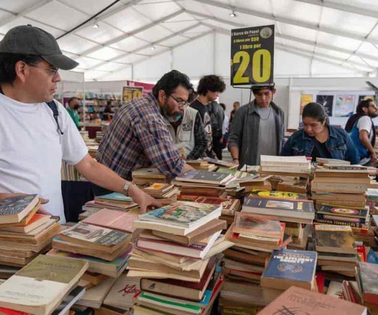 Libros y películas en Remate en el Monumento a la Revolución