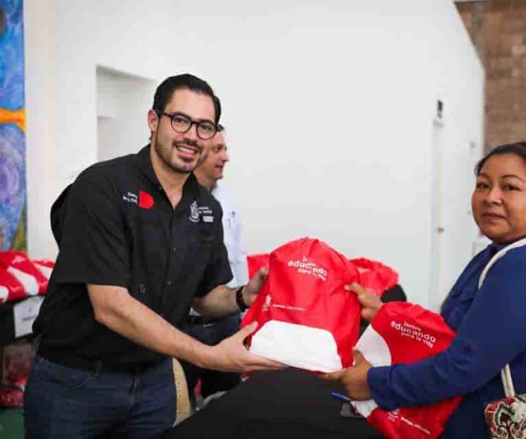 Inicia David de la Peña entrega de paquetes para la escuela