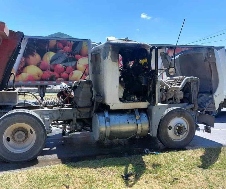 Arde cabina de tráiler