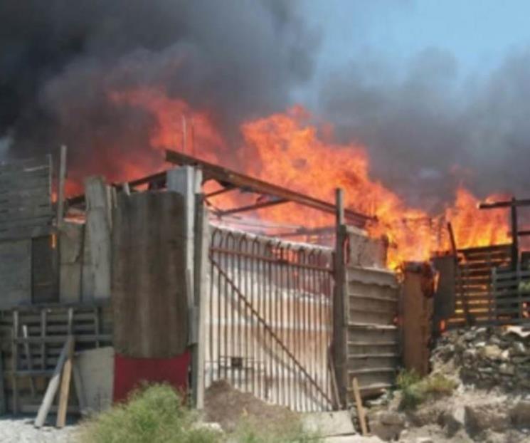Ahora se incendia tarimera en Santa Catarina