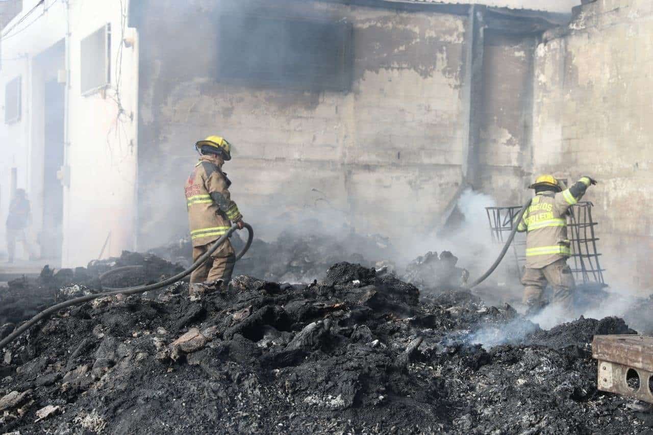 Personal de Protección Civil del Estado, mantiene vigilancia en el interior del Parque Industrial el Milagro de Apodaca, donde el pasado jueves se produjo un incendio que destruyó diez naves industriales.