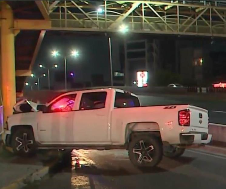 Choca camioneta contra puente peatonal en Av Garza Sada