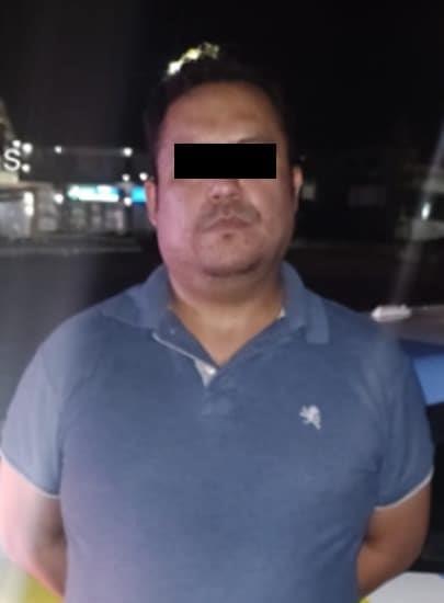 Circula en vehículo con placas colgadas