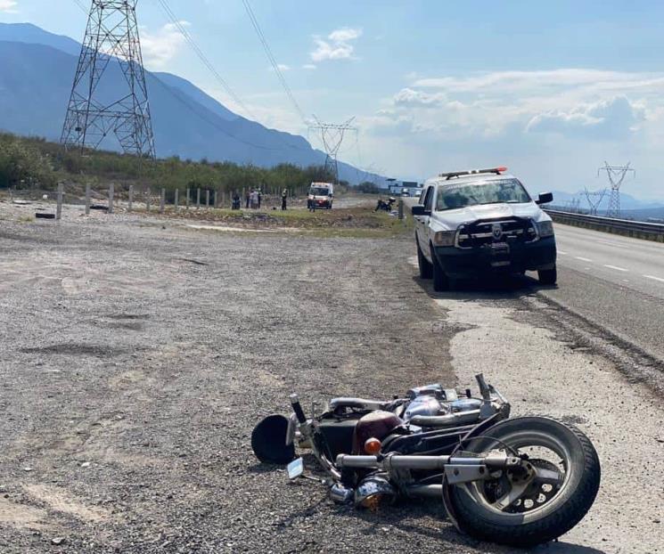 Impacta camión de personal a motociclista y lo mata