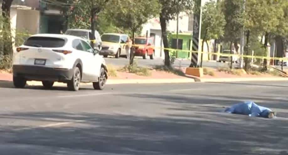 Un hombre murió en forma instantánea, al ser embestido por una camioneta cuando cruzaba la avenida Venustiano Carranza, frente al Mercado Campesino.
