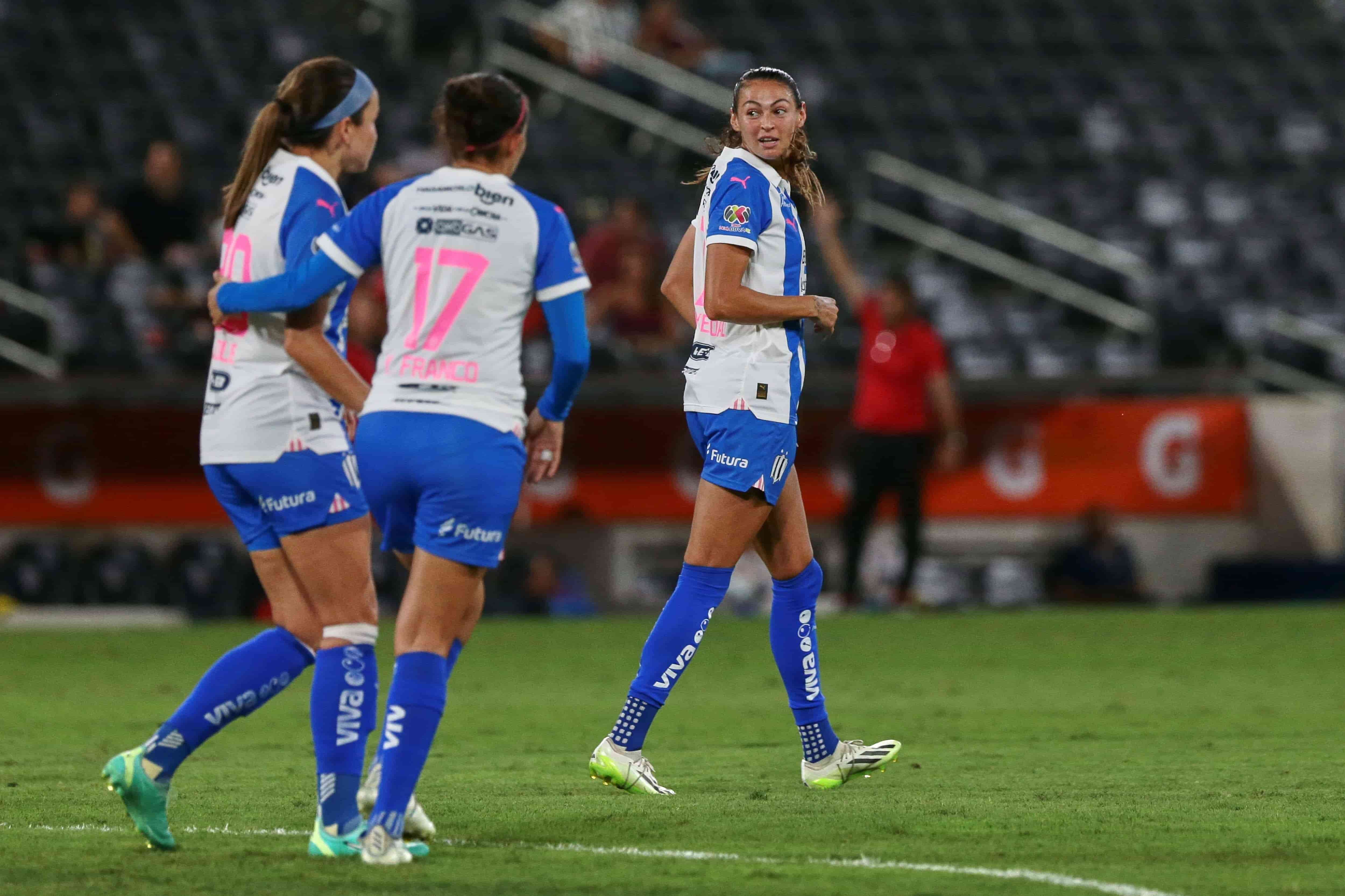 Christina Burkenroad hace el 1-0.