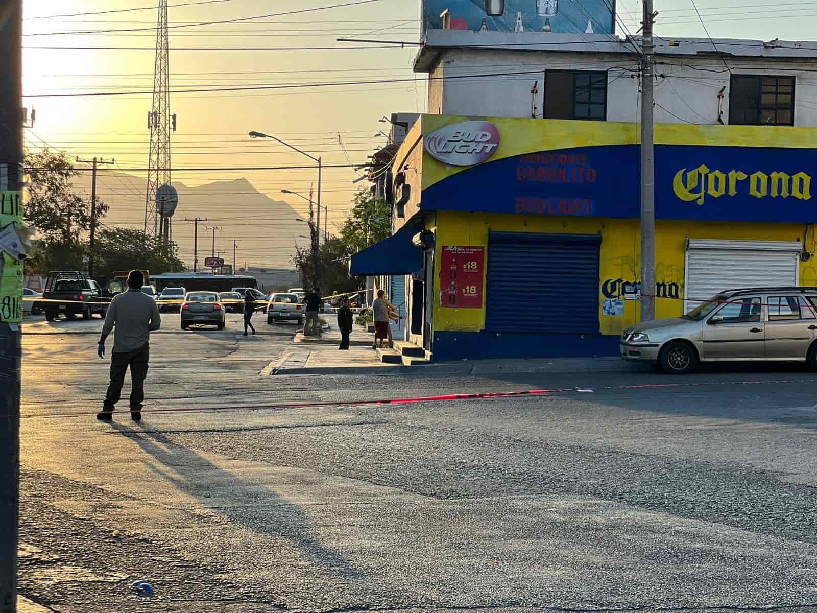 Cuando se encontraba a bordo de su vehículo, un hombre fue acribillado a balazos por delincuentes los cuales escaparon, en Santa Catarina.