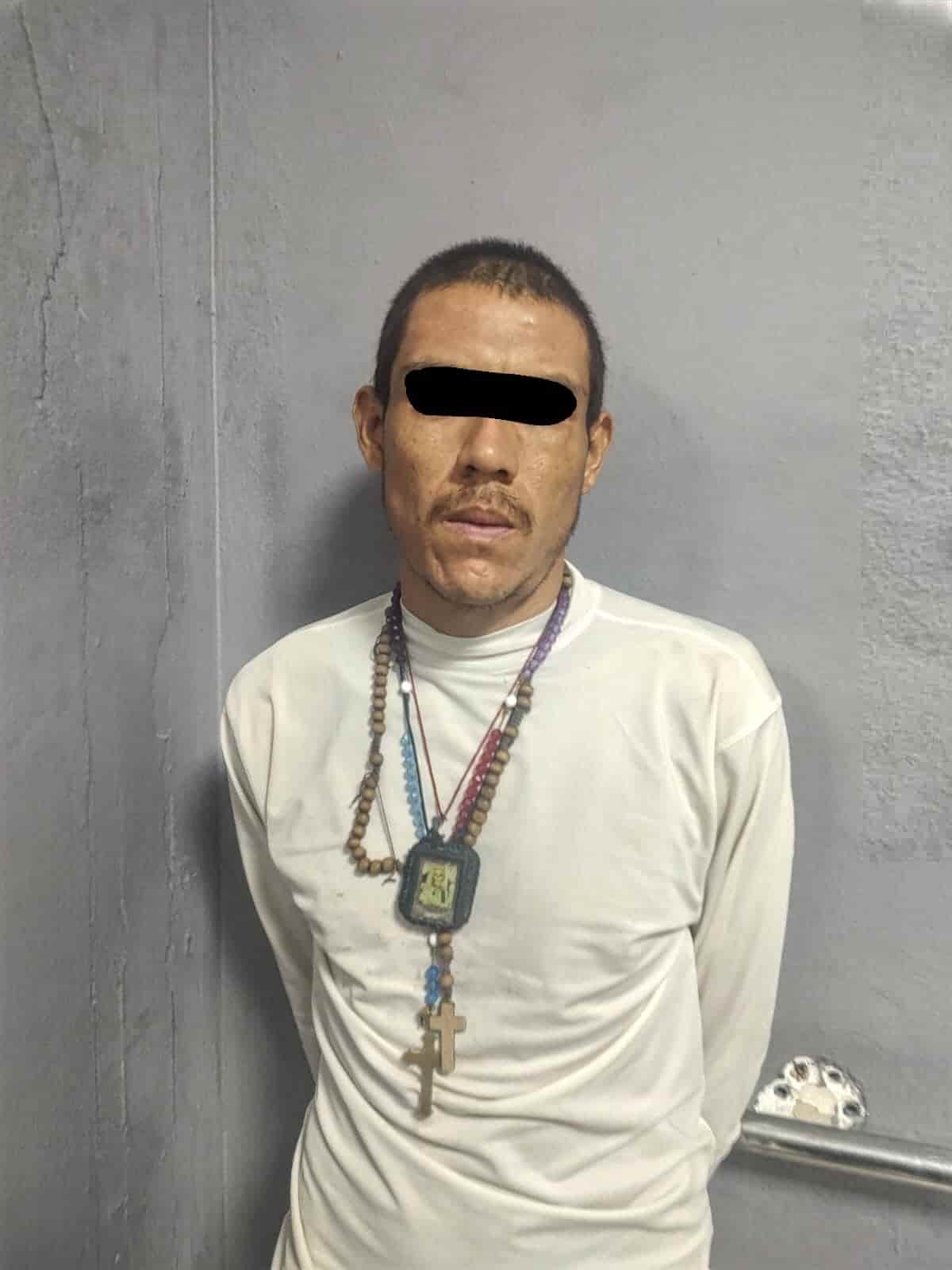Un hombre que cometió un robo a una tienda de conveniencia y entre el botín se llevó un GPS pensando que era un celular, fue detenido minutos después del atraco por policías de Escobedo.