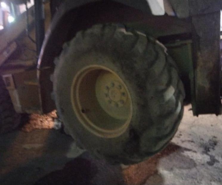 Se estrella camioneta contra retroexcavadora, hay un herido