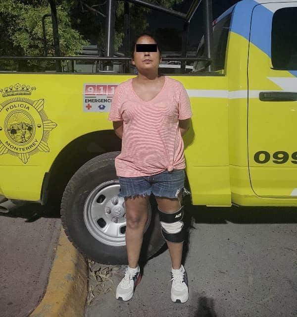 En el momento en que se encontraban forcejeando en la vía pública, dospersonas, una de ellas un hombre vestido de mujer, fueron detenidas por oficiales de investigaciones de la Policía de Monterrey, ya que les encontraron 10 bolsitas que contenían hierba verde con las características a la marihuana, además se les indaga por extorsión en diversos negocios de la zona, en la Colonia Pablo A. González.