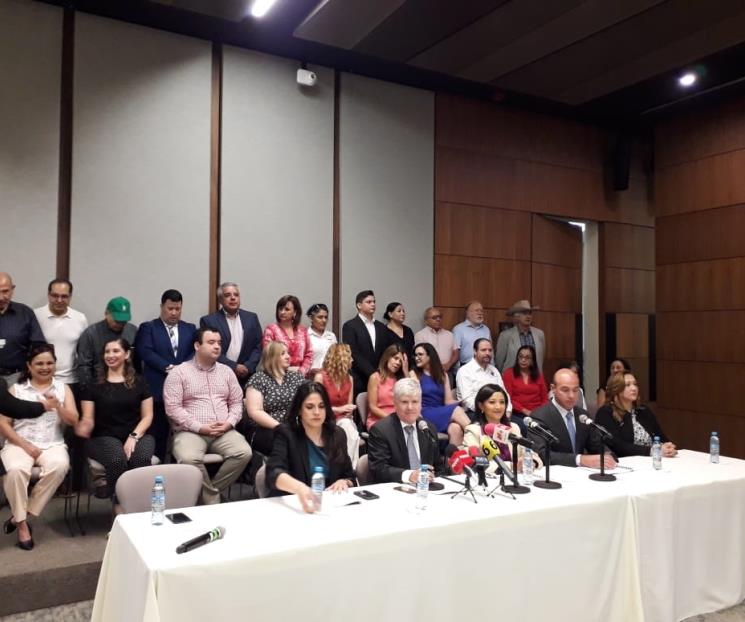 Exigen padres de familia de NL frenar libros de texto