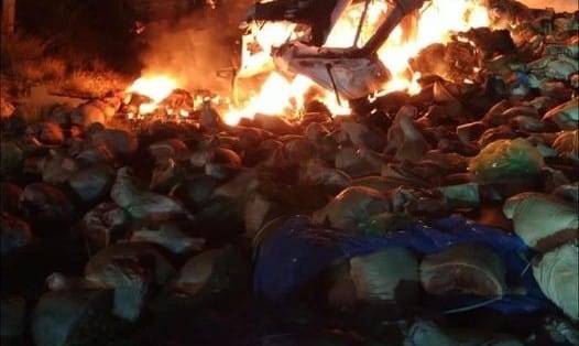El conductor de un tráiler falleció calcinado luego de volcar su unidad e incendiarse, ayer en la Carretera a Laredo kilómetro 60, en los límites municipales de Salinas Victoria y Ciénega de Flores.