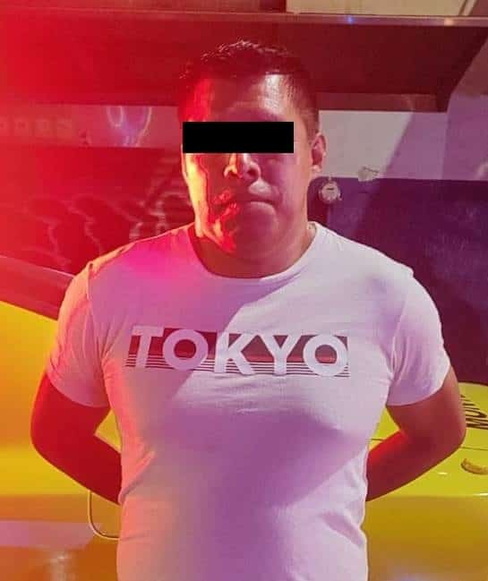Dos hombres fueron detenidos por oficiales de la Secretaría de Seguridad Pública y Protección a la Ciudanía de Monterrey, luego de presuntamente dañar un ecotaxi a patadas, después de que el chofer no los quisiera subir por andar en estado de ebriedad, la madrugada de ayer en el centro de la ciudad.