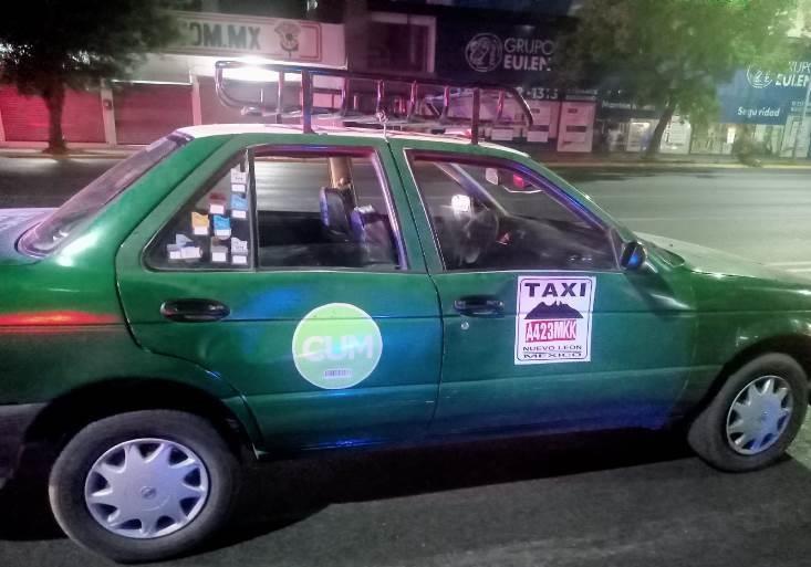Detienen a dos hombres ebrios por dañar taxi en Monterrey